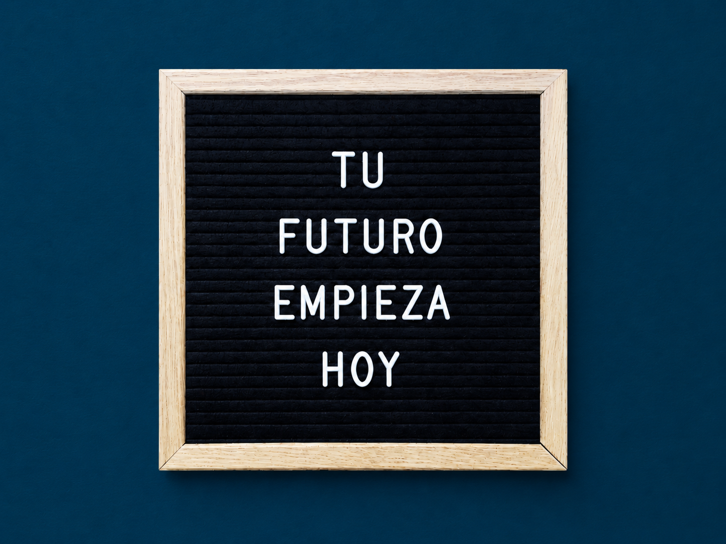 Cartel con letras blancas sobre fondo azul corporativo con el mensaje "Tu futuro empieza hoy", destacando la importancia de medir indicadores de gestión.
