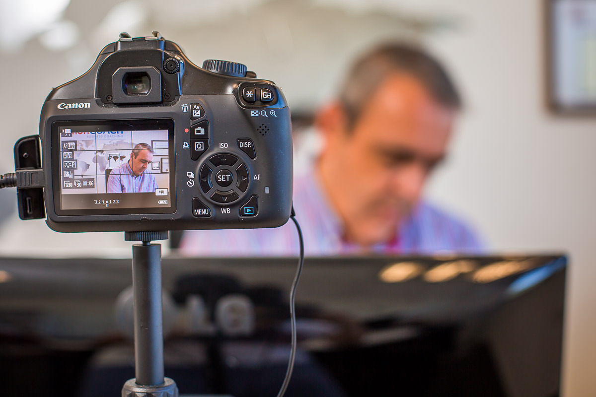 Juan Represa, mentor de ActionCOACH, trabajando en el análisis de indicadores empresariales durante una sesión de mentorización.