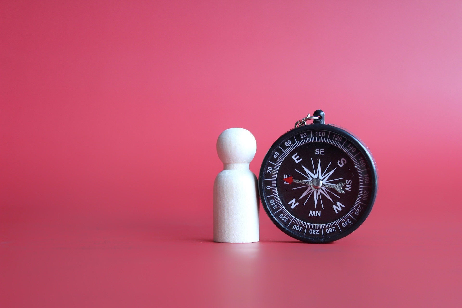 Mentor empresarial diseñando una estrategia de rentabilidad y sistemas probados para un dueño de negocio.