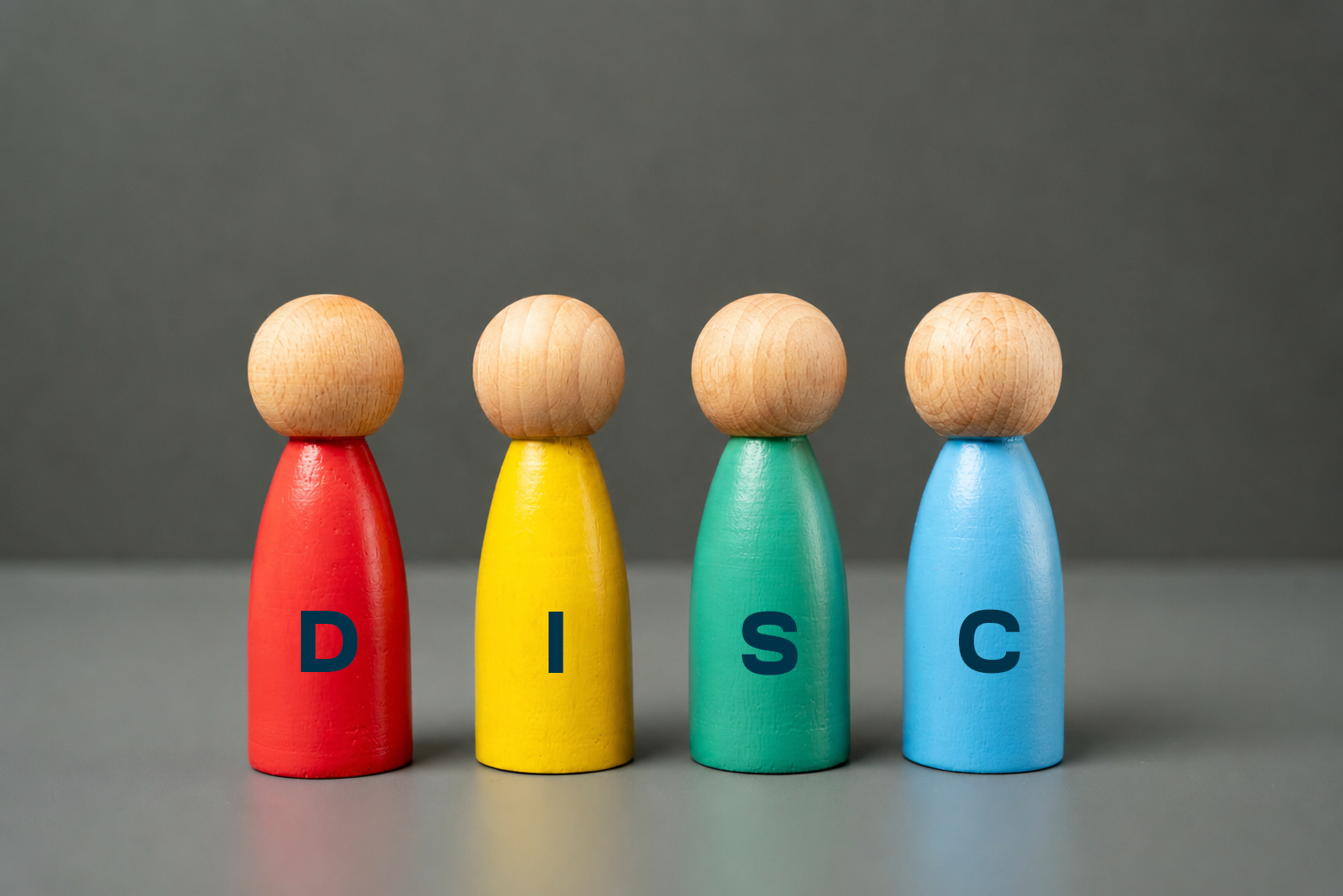 Gráfico explicativo del modelo DISC para empresas enfocado en mejorar la comunicación interna, la selección de personal y las ventas comerciales.
