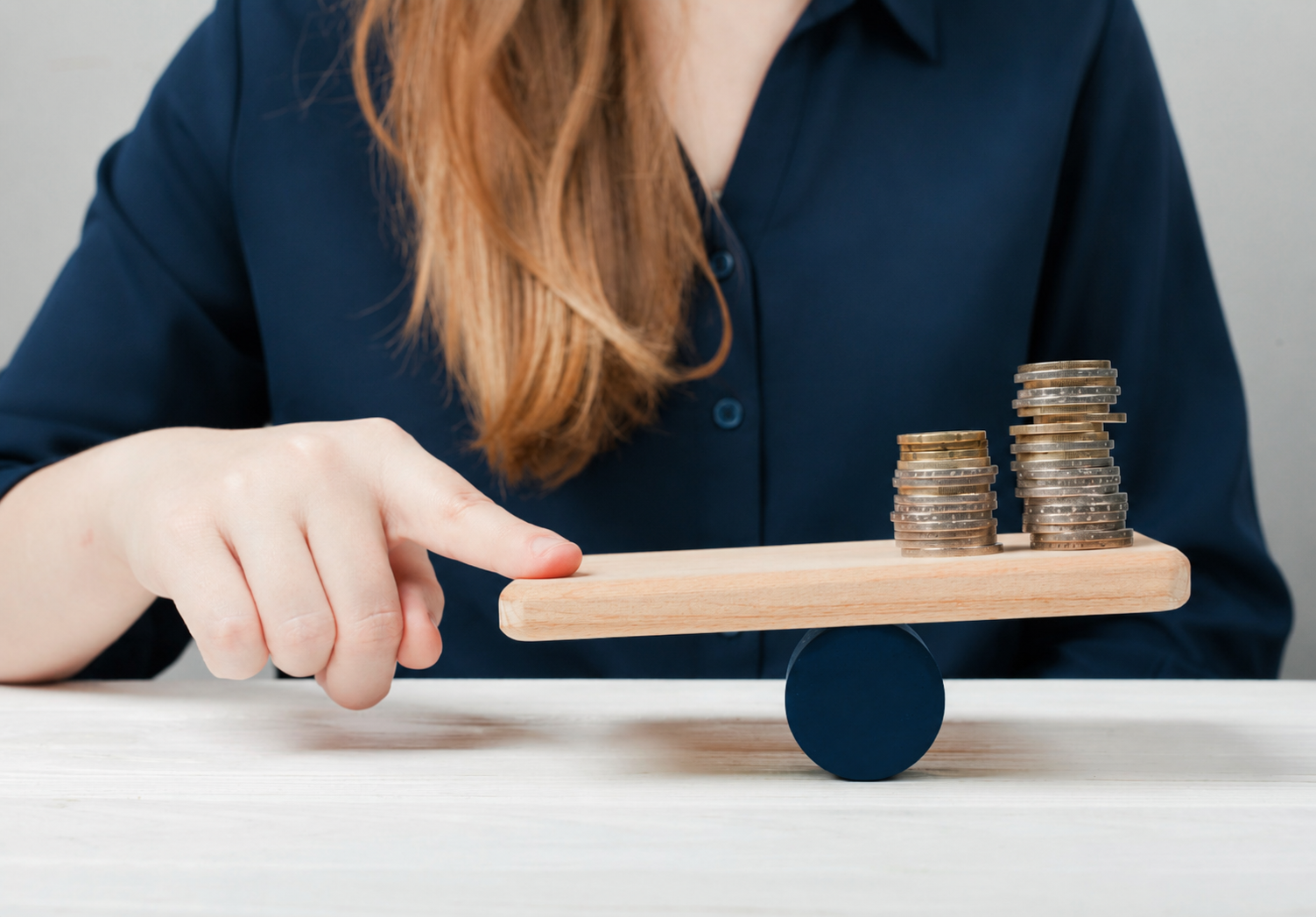 Balanza equilibrando monedas de euro, representando el cálculo exacto del punto de equilibrio de una empresa.