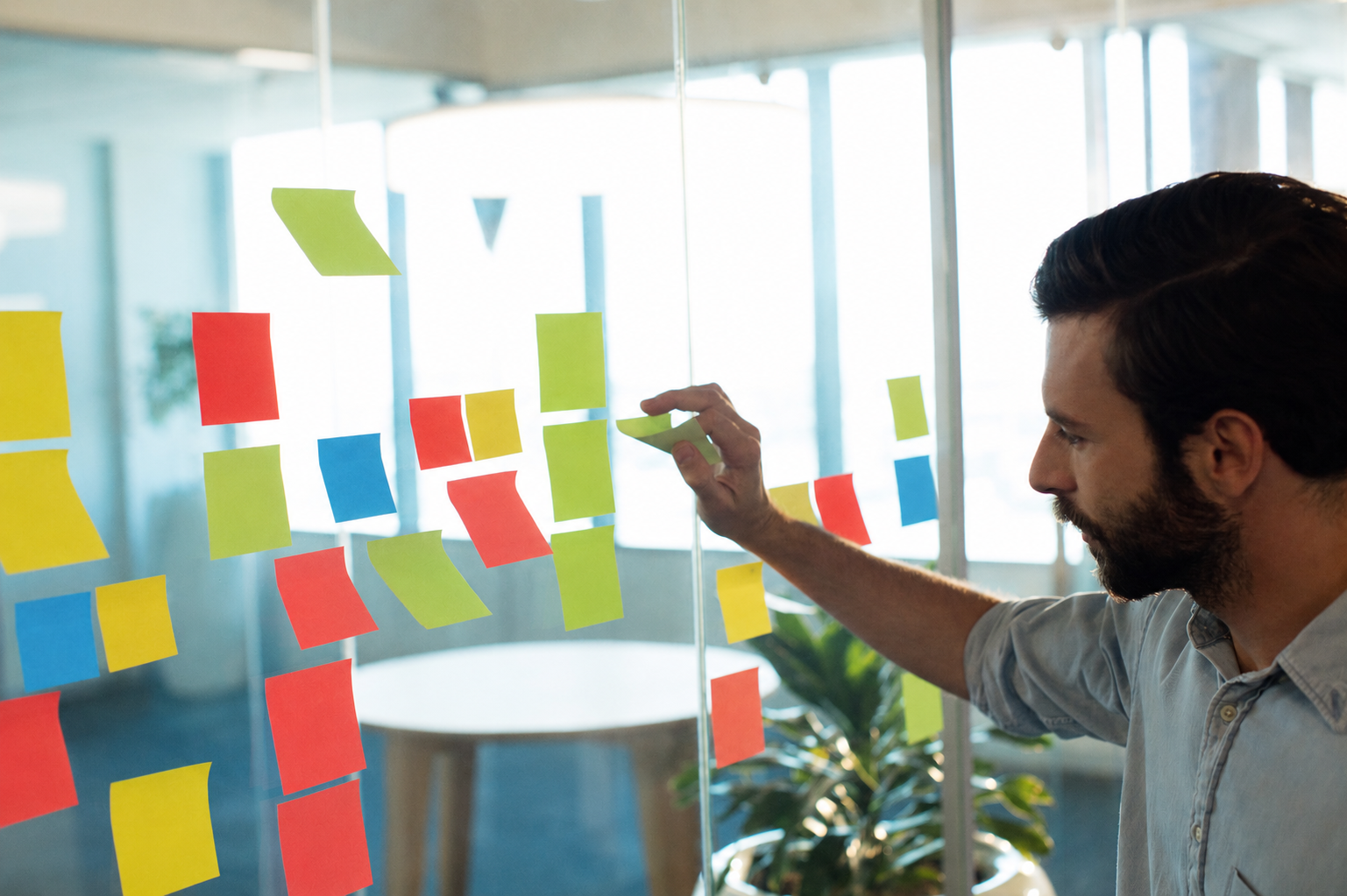 Profesional analizando la estrategia de la empresa con notas adhesivas de los colores del método DISC.