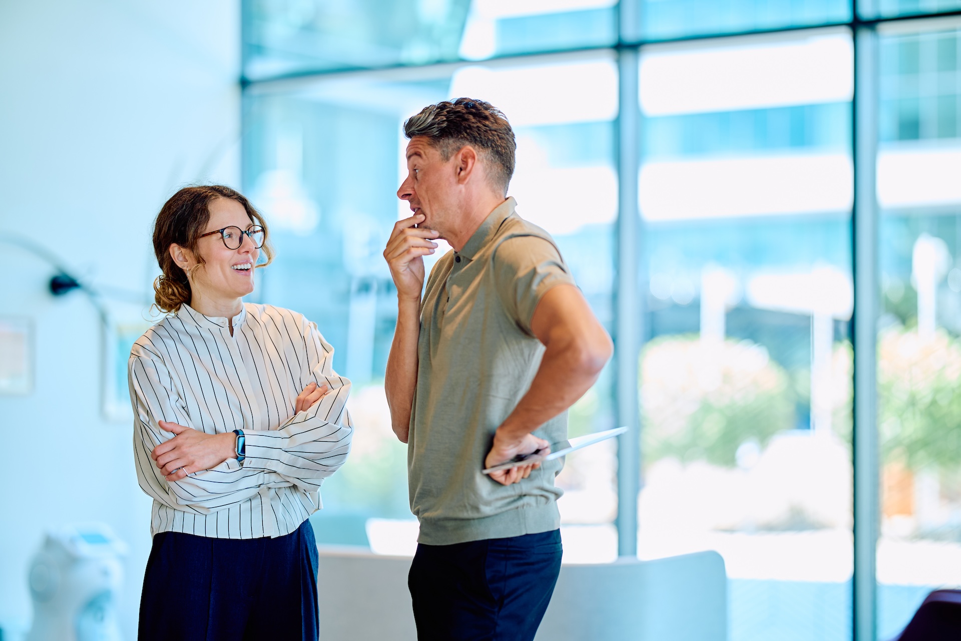 Dos profesionales conversando de forma empática en una oficina luminosa aplicando la regla de platino del DISC