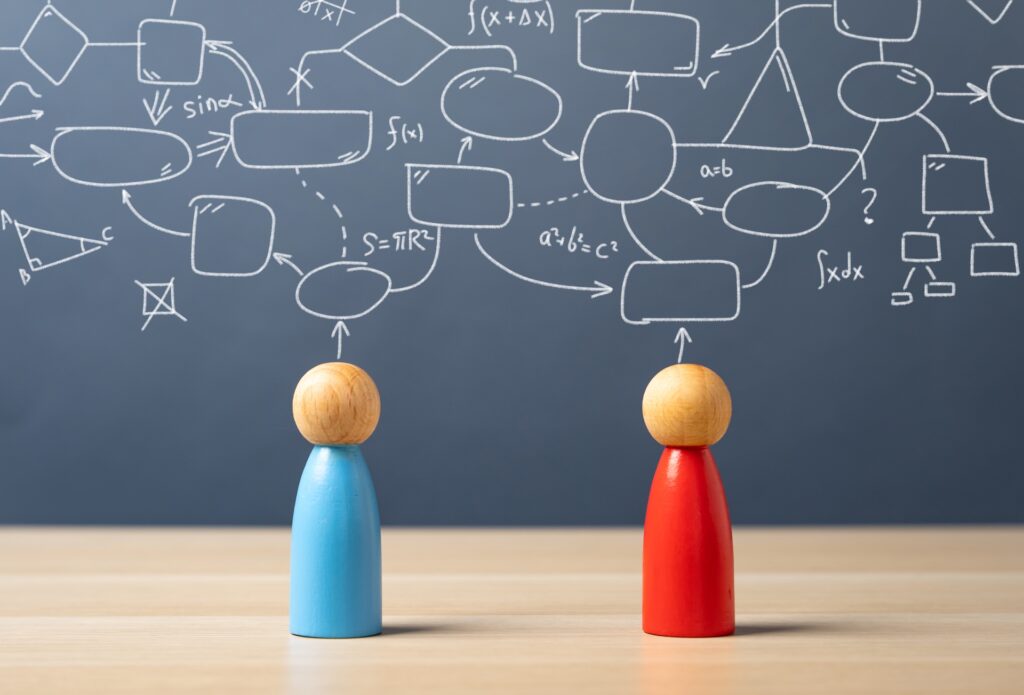 Dos figuras representando diferentes perfiles frente a un diagrama de procesos empresariales, ilustrando una guía de resolución de conflictos laborales para pymes