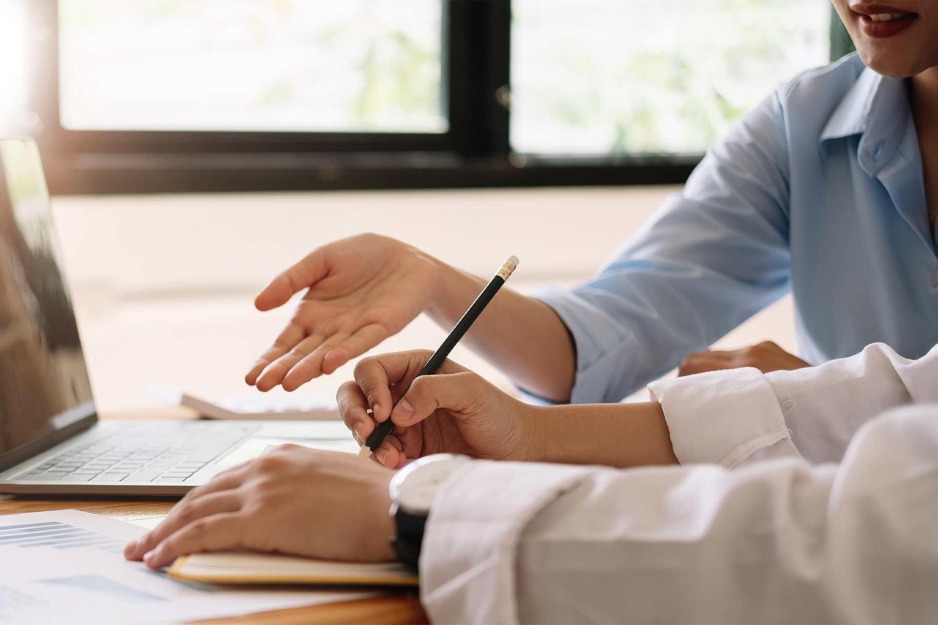 Dos profesionales analizando métricas y planes de acción sobre un escritorio, representando el trabajo estratégico en una sesión de coaching ejecutivo para empresas.