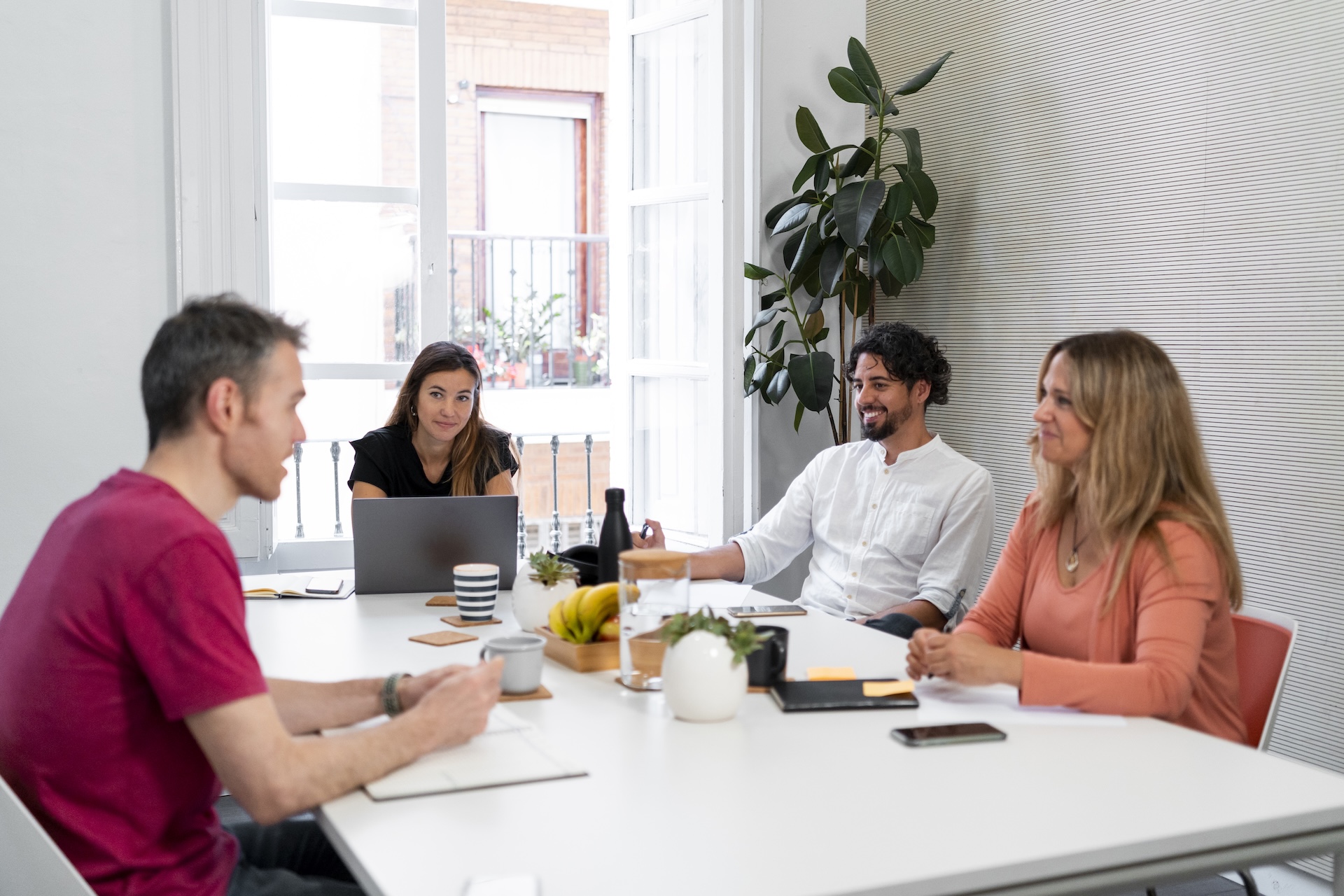 Sesión de conocimiento en grupo con el equipo de una pyme, el paso siguiente a un test DISC gratis para trabajar la comunicación.